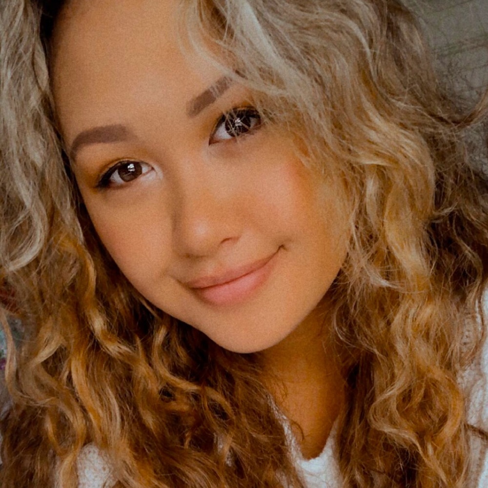 Meet your Posher, Jasmine! Welcome to my Closet!